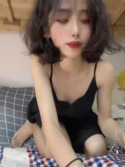 sex viet-E tóc xoăn show hàng trong kí túc xá